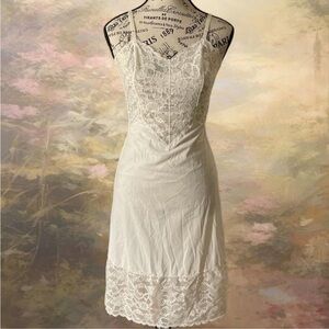 Vintage 70s Vanity Fair white fitted Lace Chemise